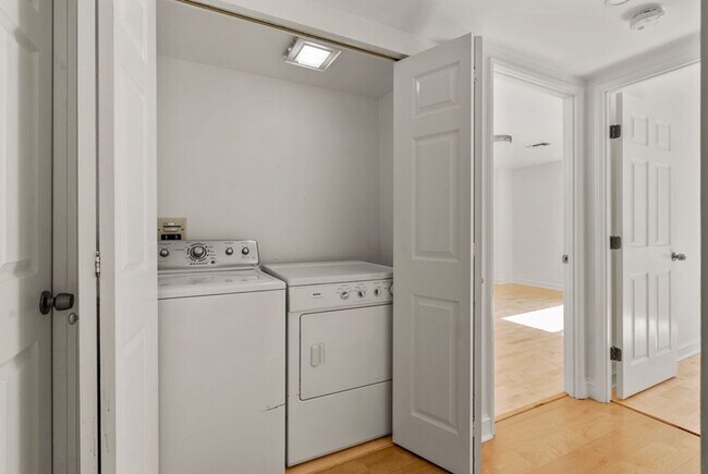 Foto del edificio - Luxury 2-bed + 2-bath Upper Floor Condo Ne...