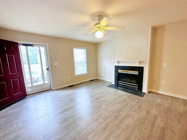 Foto del edificio - 4 Bedroom Townhouse Near Chesterfield Cour...