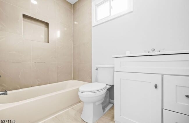 Building Photo - 87 Isabella Ave