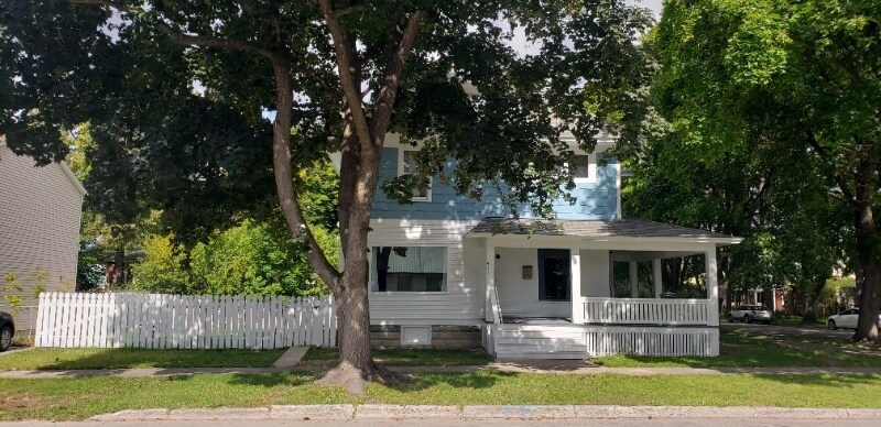 Primary Photo - 431 1st St E