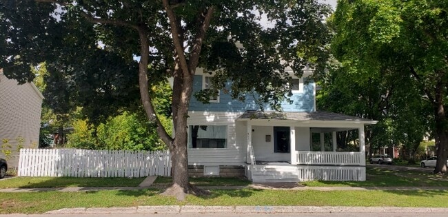 Building Photo - 431 1st St E