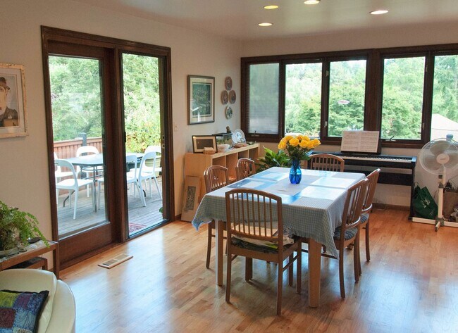 Foto del edificio - Spacious Cherry Crest Home with Exceptional Natural Light & Privacy