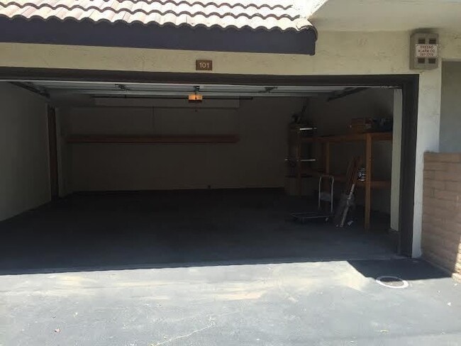 Building Photo - Large Updated 3/2 Condo