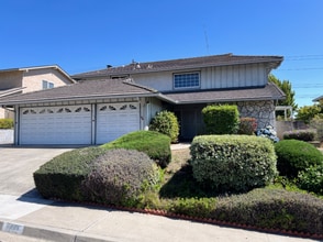 Building Photo - 8723 Blue Lake Dr