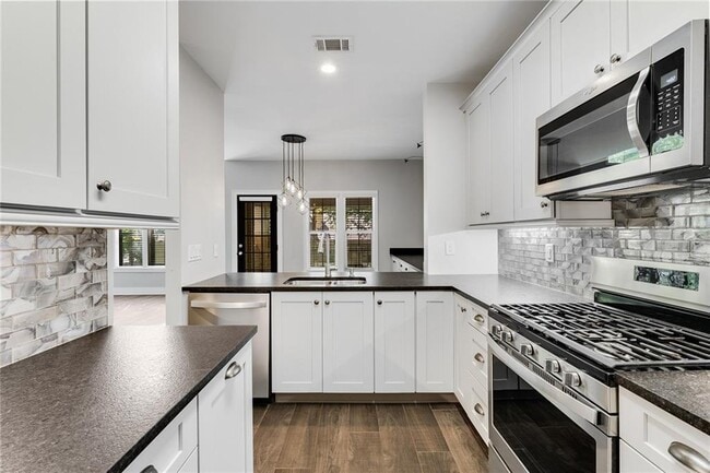 Foto del edificio - 240 Renaissance Pkwy NE