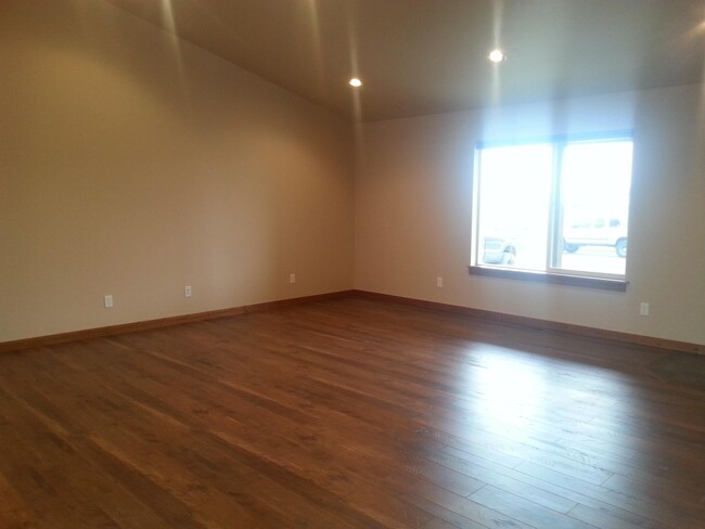 Building Photo - 225 Falconers Way