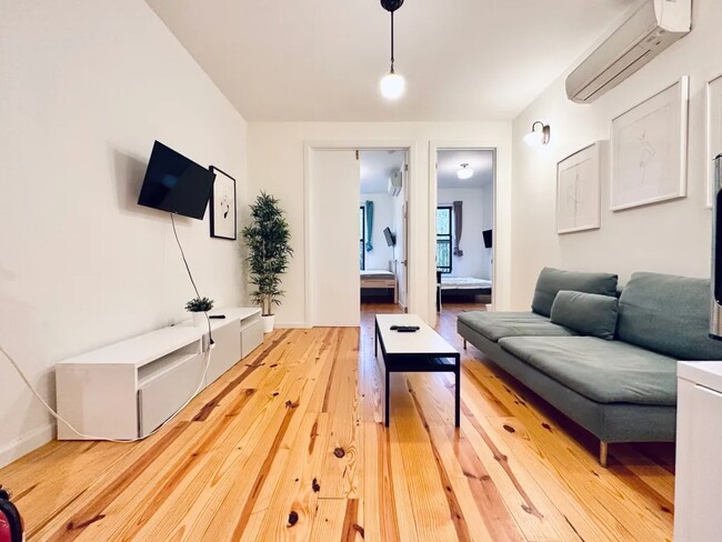 Foto del edificio - Furnished room/NOT APARTMENT