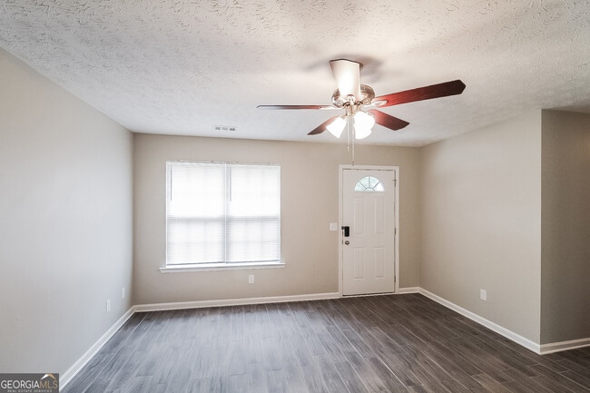 Foto del edificio - 6793 Creeks Edge Ct