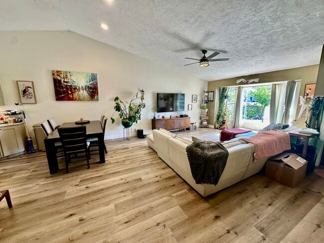 Foto del edificio - 4492 Brook Dr