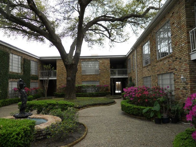 Building Photo - 2121 Fountain View Dr