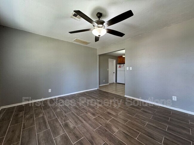 Foto del edificio - 704 N Gale Ave