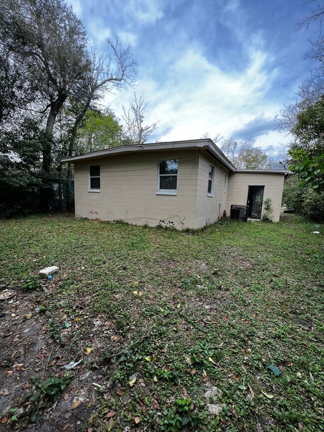 Building Photo - Spacious, updated 3/1 with bonus room and large utility room