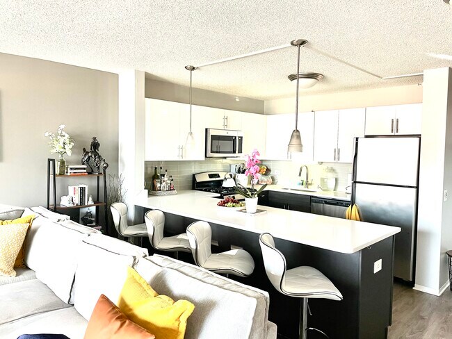 Open Kitchen w/ Large Island - 600 W Lake St