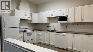 Building Photo - 58 Beverly St