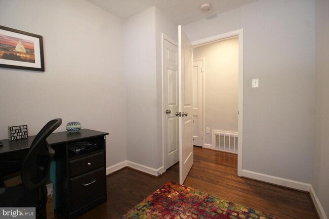 Foto del edificio - 3287 Annandale Rd