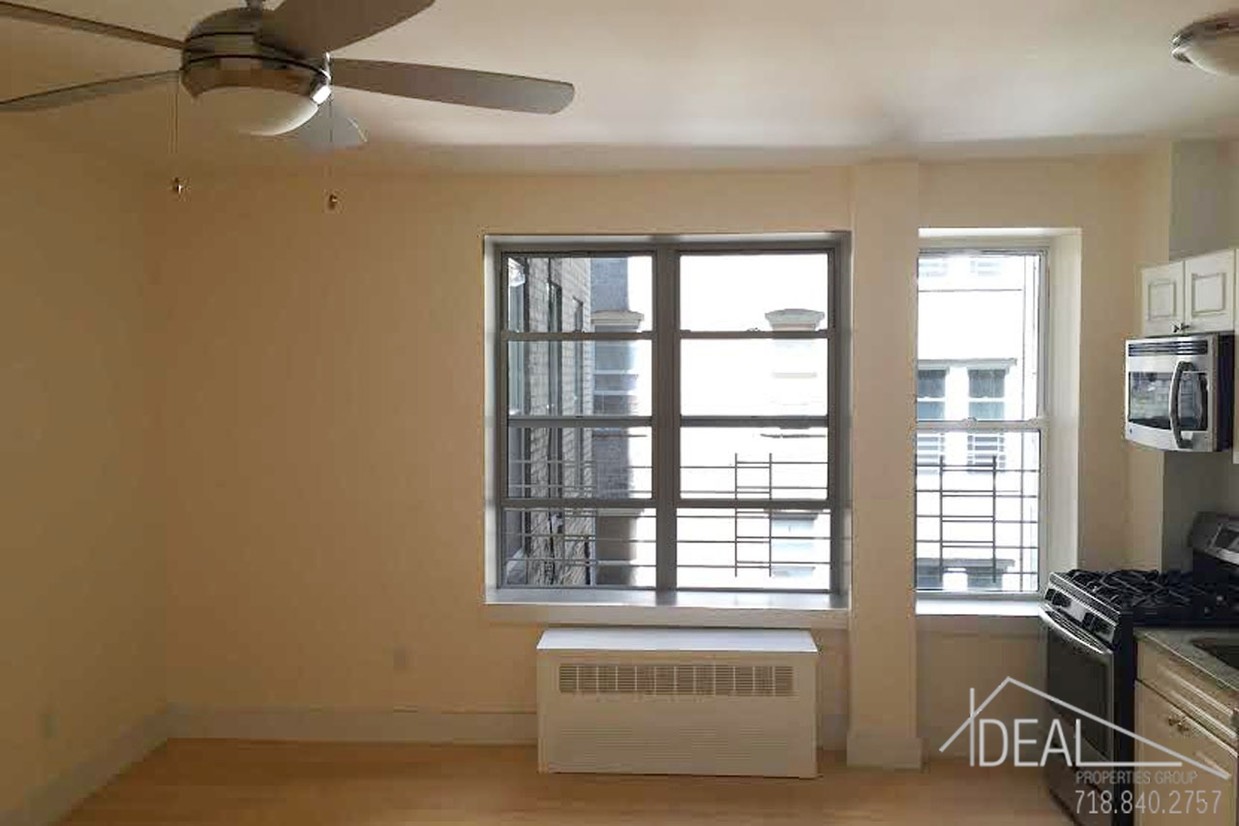 Primary Photo - 151 E 19th St