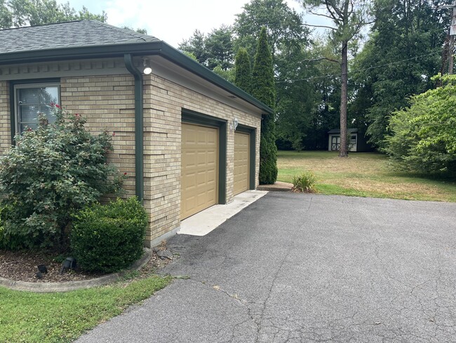2 car garage - 519 Meadowlark Ln