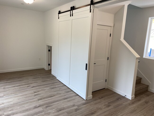 Building Photo - Newer 3 Bedroom, 2.5 Bath, 1808 Square Foo...