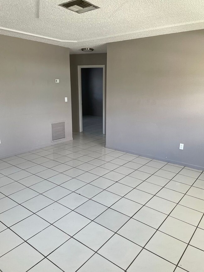 Foto del edificio - Now Leasing: Spacious 2-bedroom / 1-bath A...