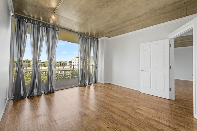 Building Photo - 207 W Clarendon Ave