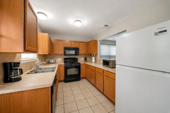 Building Photo - 33127 Cottonwood Bend