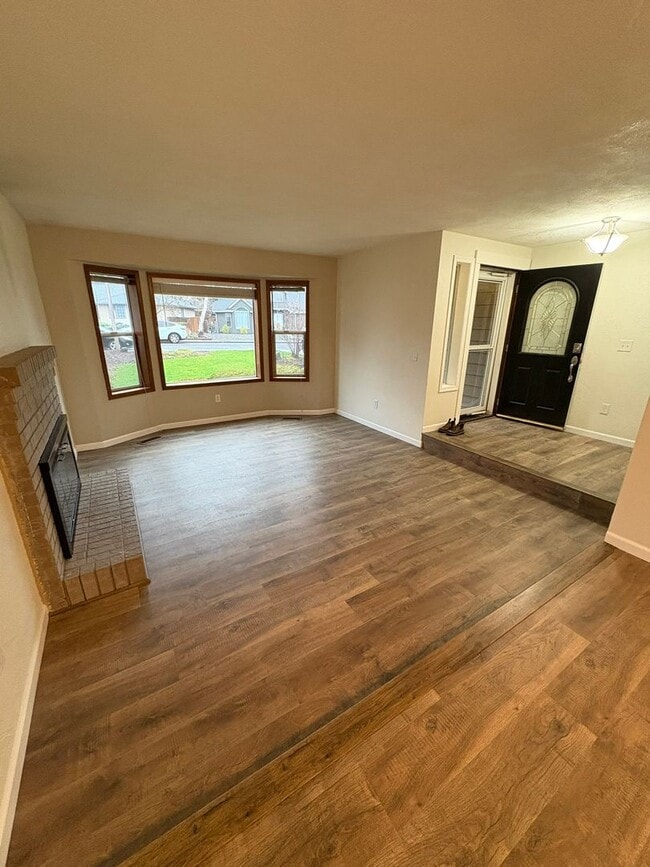 Building Photo - Beautifully Updated Single-Level Home with Fireplace & Garage