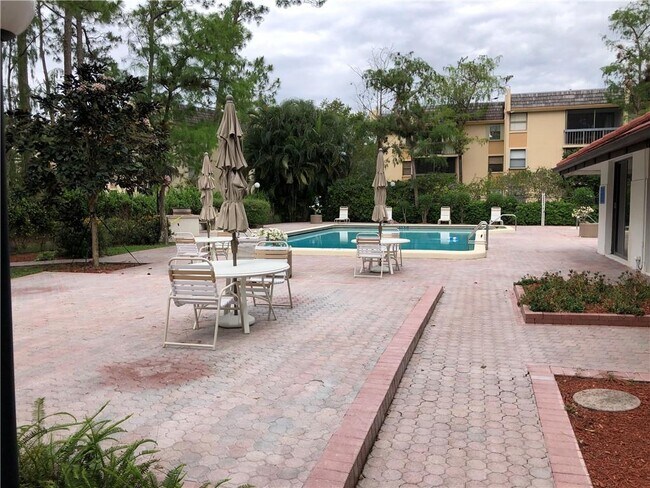 Foto del edificio - 8411 Forest Hills Dr