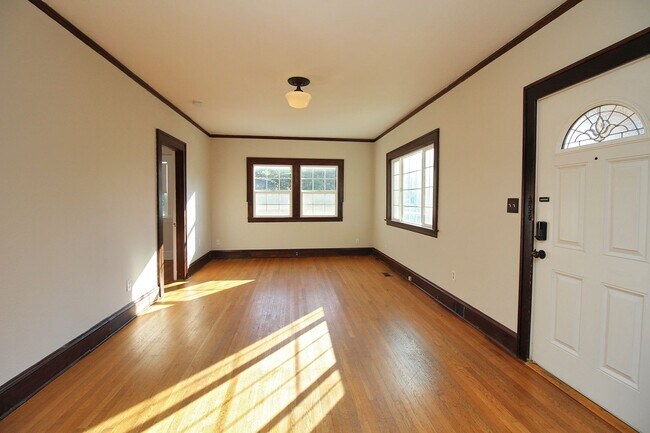 Building Photo - Adorable 3 Bedroom Portsmouth Bungalow W/V...