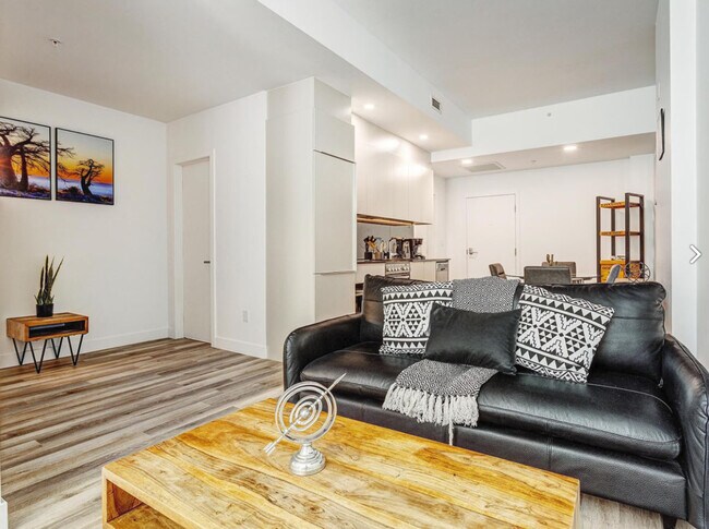 Building Photo - 2061 Rue Stanley