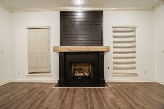 Foto del edificio - Amazing, beautifully updated 3 bedroom 2 b...