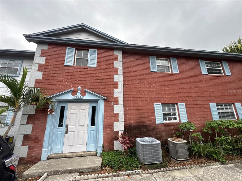 Foto principal - 3045 Aaron Burr Ave