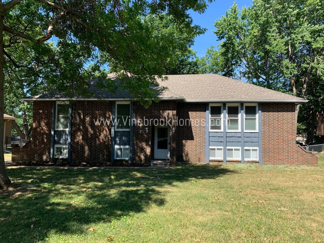 1113 SW 18 St, Blue Springs, MO 64015 House for Rent in Blue Springs