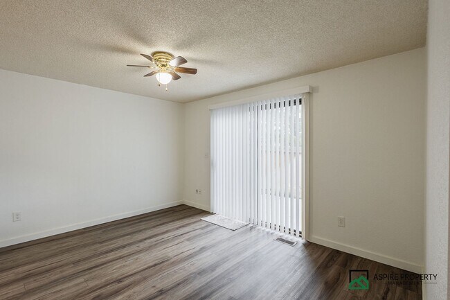 Building Photo - New Renovated 2 Bed 2 bath Townhome