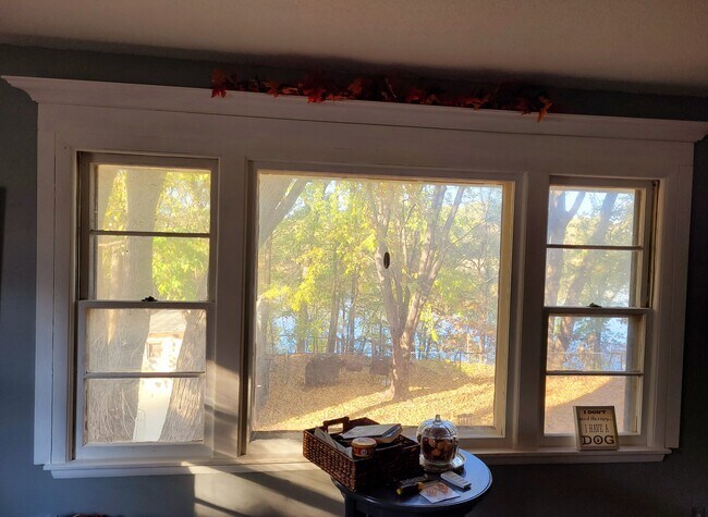 Nuevamente la vista desde la ventana de la sala de estar tomada más lejos de la ventana. - 621 51st Ave NE