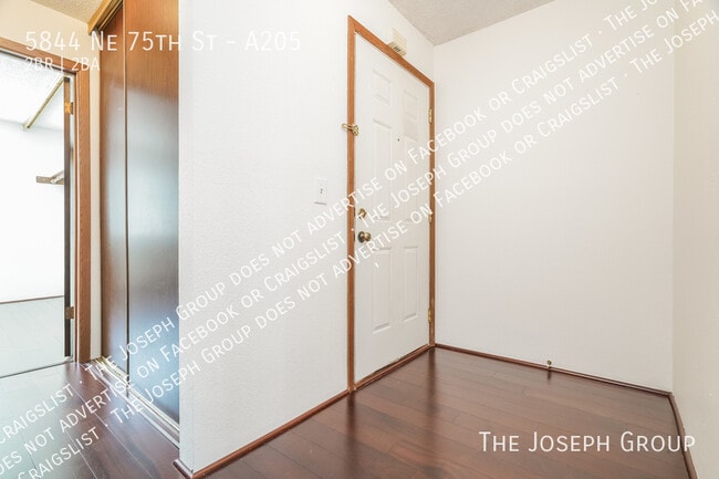 Building Photo - 5844 NE 75th St