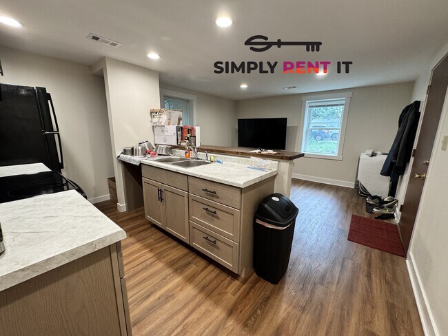 Foto del edificio - Renovated 2 Bedroom, 2 Bathroom on Campus! Available Jan. 1st!