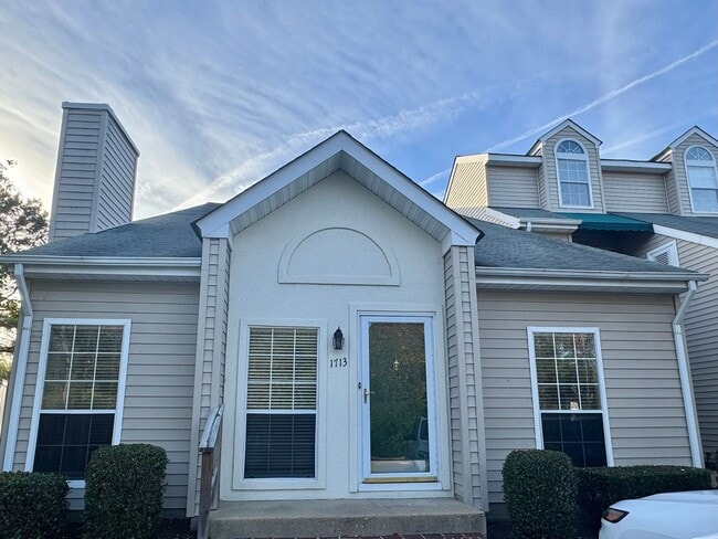 Building Photo - Awesome, 2 story, end unit condo right across from Honey Bee Golf Course in Virginia Beach-