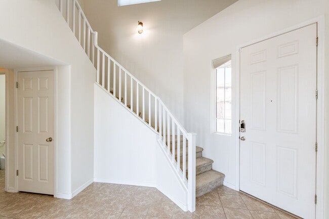 Building Photo - Spacious 4 Bed 2.5 Ba in Gated Community