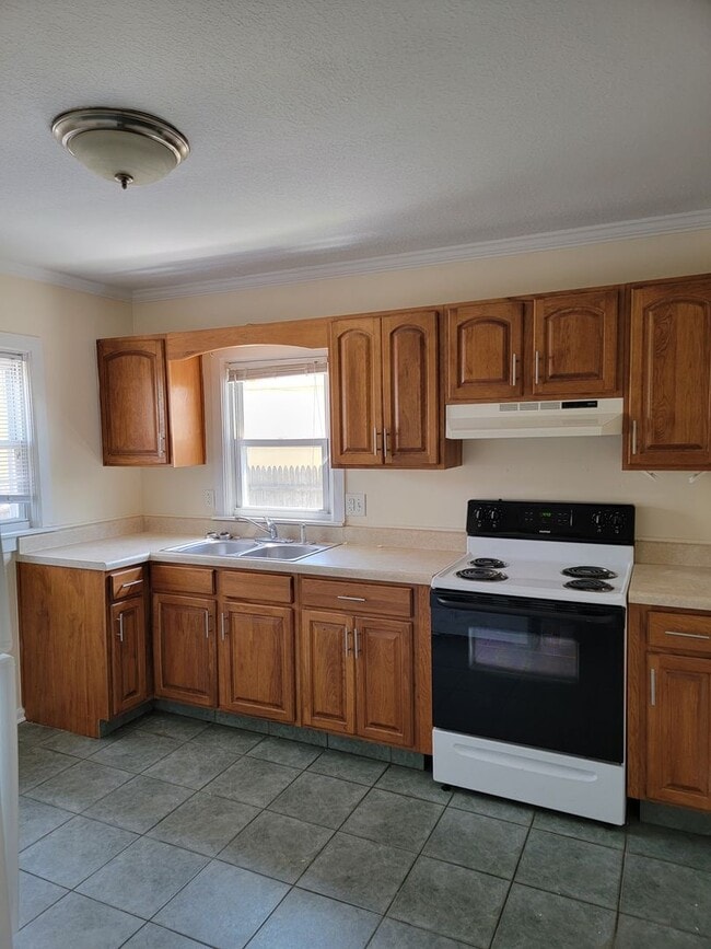 Building Photo - 2 BR House