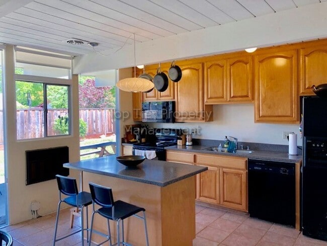 Building Photo - Popular Eichler model 4 Bd/2 Ba, 1742 sf W...