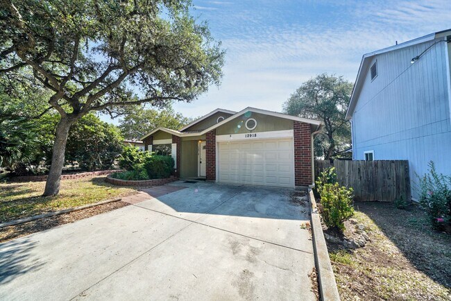 Foto del edificio - Cozy 3-Bed, 2-Bath with Fireplace in Prime...