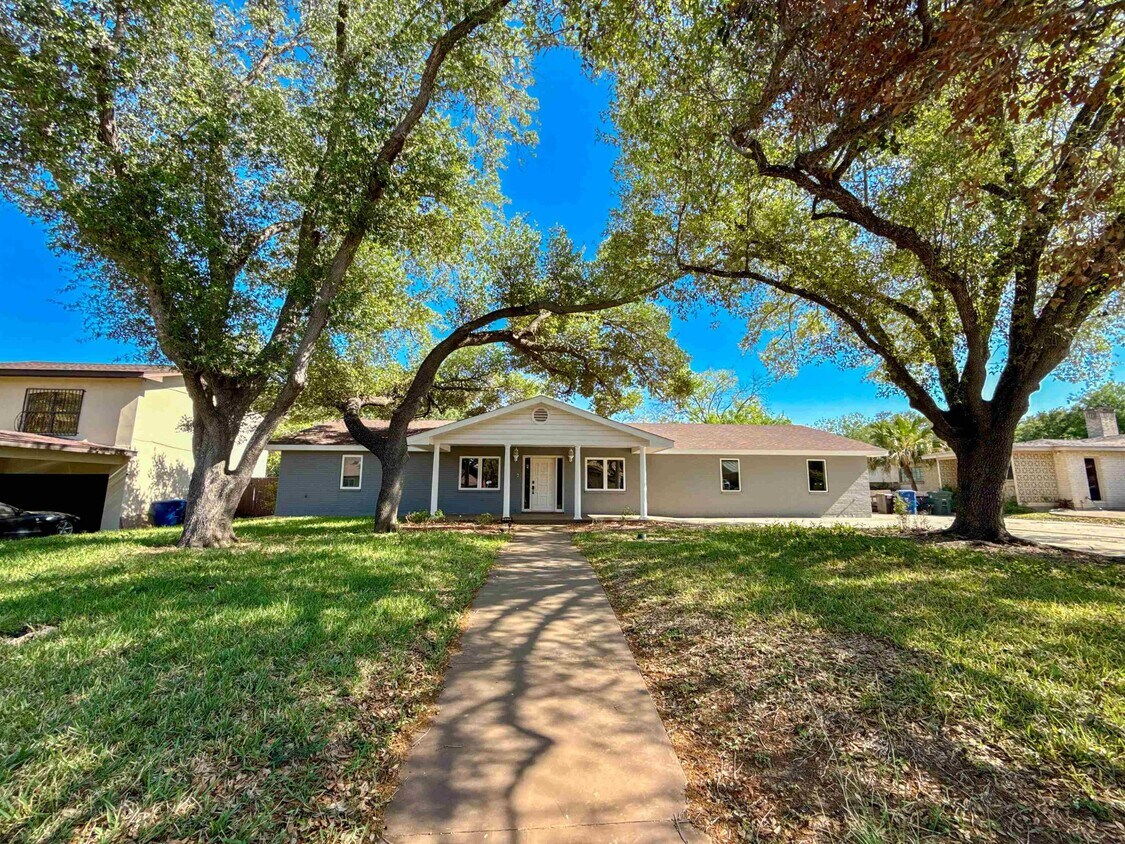 Foto principal - 405 Westmont Dr