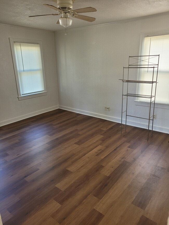 Building Photo - 516 Longfield Ave