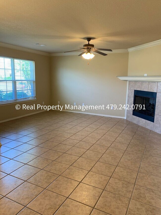 Building Photo - HALF OFF MOVE IN RENT! 3 Bed 2.5 Bath Fian...