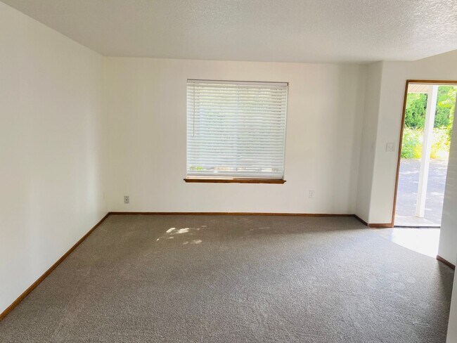 Foto del edificio - Freshly updated TH unit with private back ...