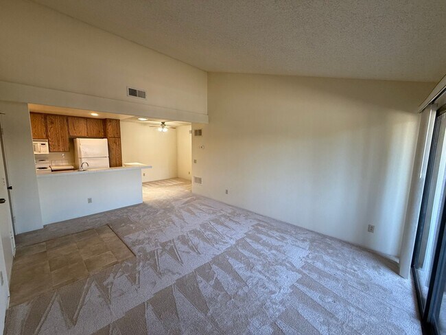 Foto del edificio - Spacious 1 Bedroom, 1 Bath Condo with Vaul...