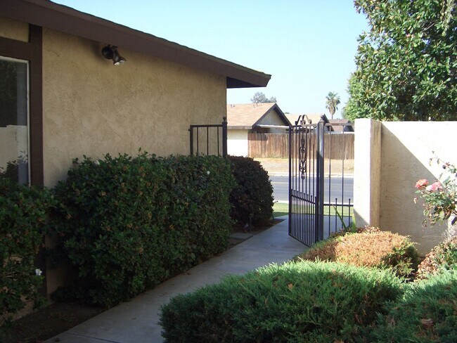Foto del edificio - SPECIAL $2375.00 MOVES IN!!! Application P...