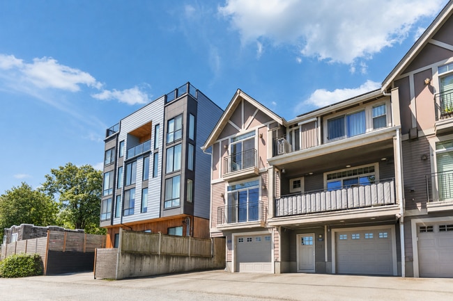 Building Photo - Spacious 3 Bed 2.5 Bath Townhome with Views and Two Parking Spaces – First Hill/Capitol Hill