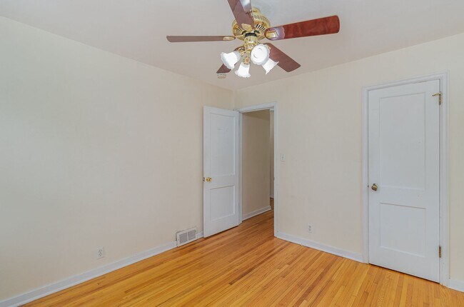 Foto del edificio - 2 Bed | 1 Bath Across From Coon Lake