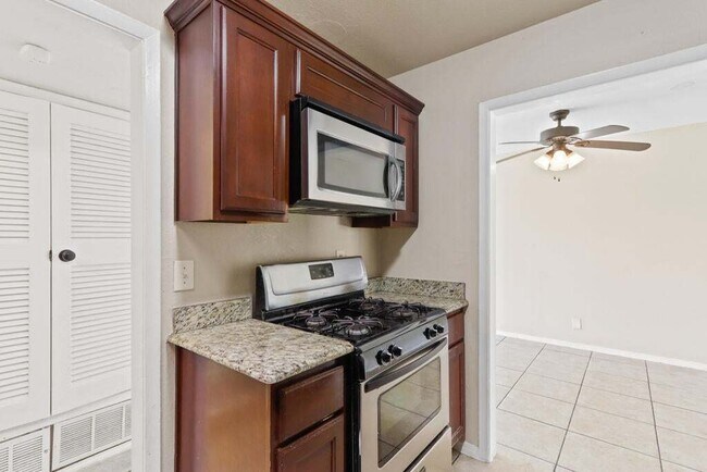 Building Photo - 304 Carnival Dr